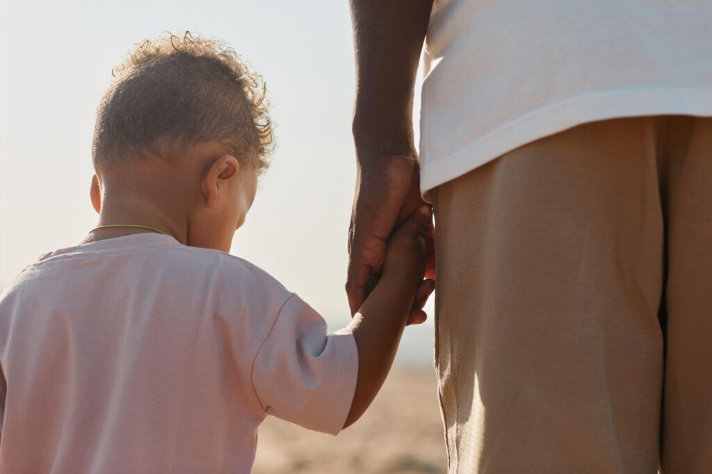 670951036dc4aa3f6b88bbdc_child-holding-hands-with-dad-p-1600 (1)