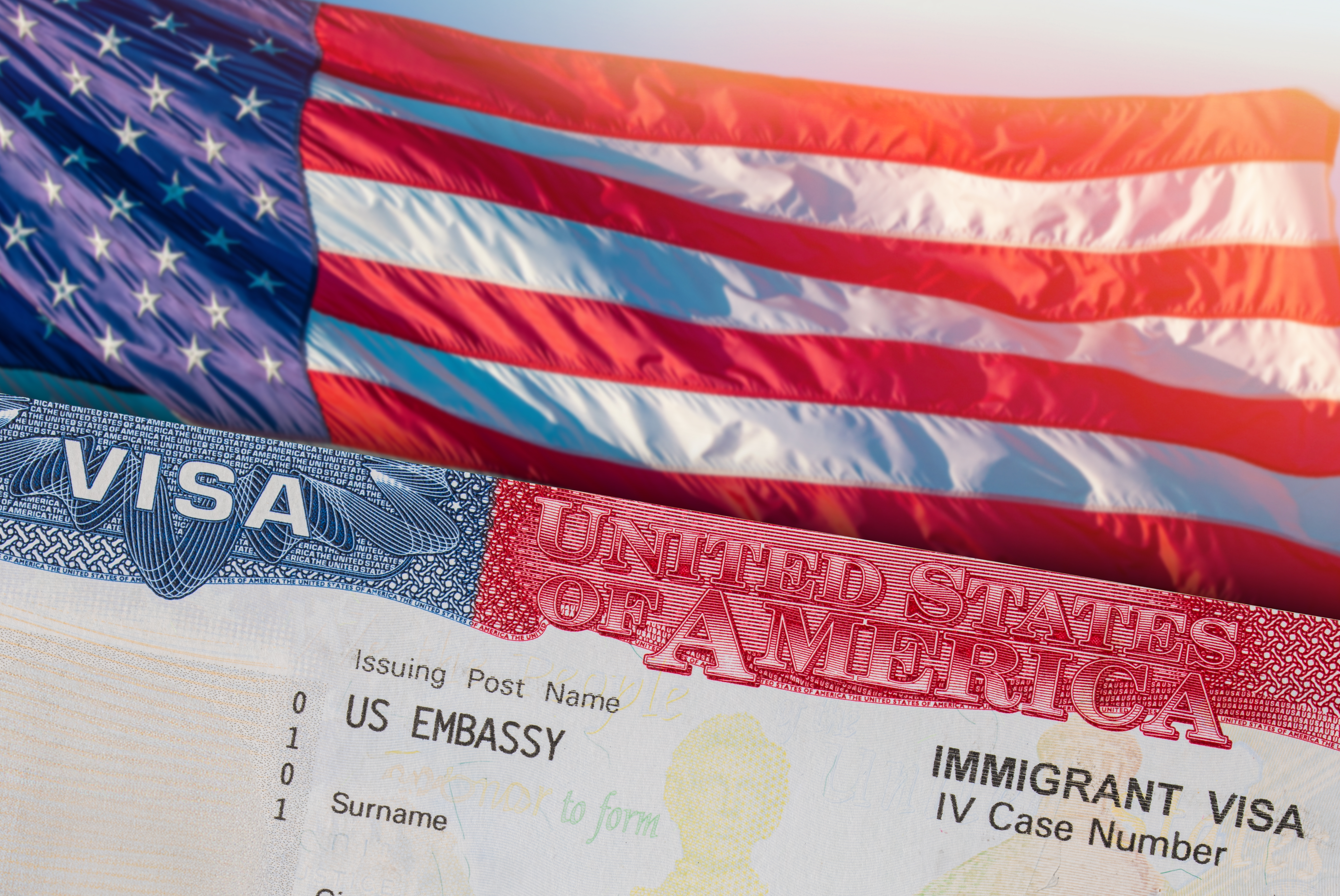 Immigration VISA United States of America. Green Card US Permanent resident for family. Work and Travel documents. US Immigrant. Embassy USA. Visa in passport. U.S.A. Government. U.S. American flag Inmigración VISA Estados Unidos de América. Green Card US Residente permanente para la familia. Documentos de trabajo y viaje. Inmigrante USA. Embajada USA. Visado en pasaporte. Gobierno de EE.UU. Bandera de EE.UU.