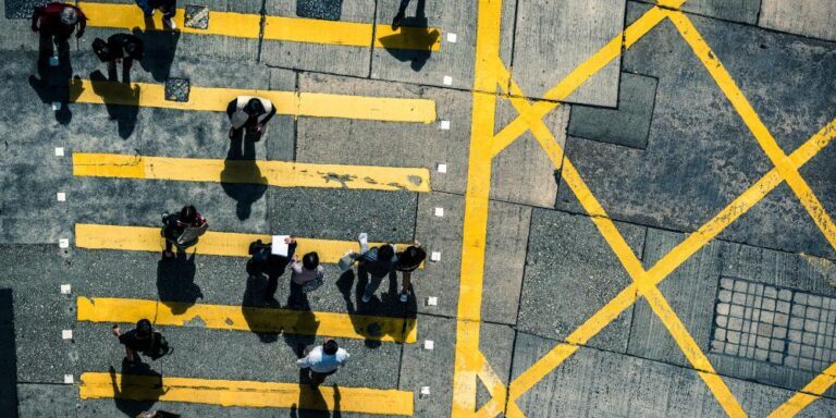 67410debb47273023891d41f_672b8ea053c94bc6f29af133_Busy-city-with-people-crossing-road-1670287