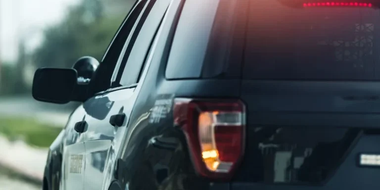 vehículo policial con las luces rojas encendidas