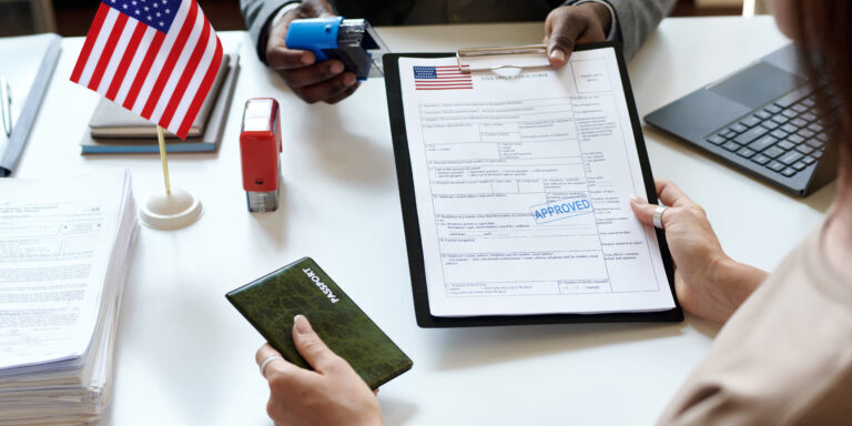 Una mujer obtiene la aprobación de sus documentos legales para obtener la ciudadanía estadounidense con la ayuda del bufete de abogados Rozas.